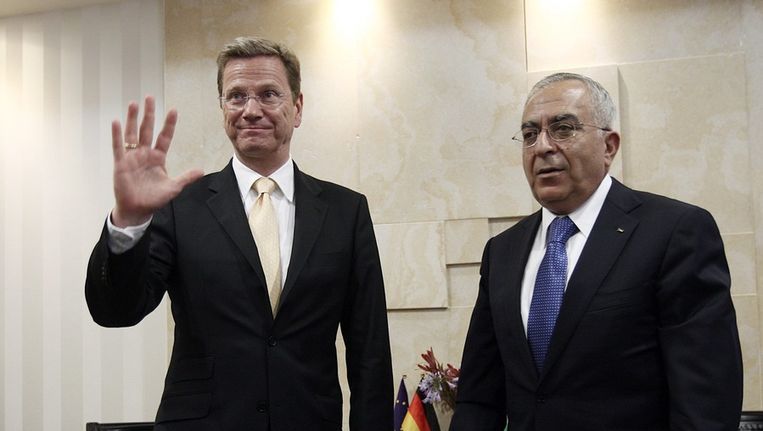 Vlnr. Duitse minister van Buitenlandse Zaken, Guido Westerwelle en Salam Fayyad, regeringsleider van Palestijnse Autoriteiten op de Westelijke Jordaanoever. Beeld epa