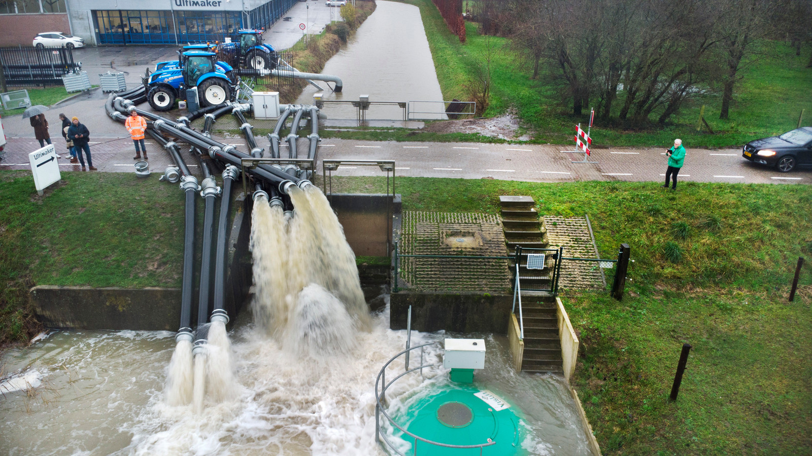 Hier worden per uur miljoenen liters water weggepompt Foto gelderlander.nl
