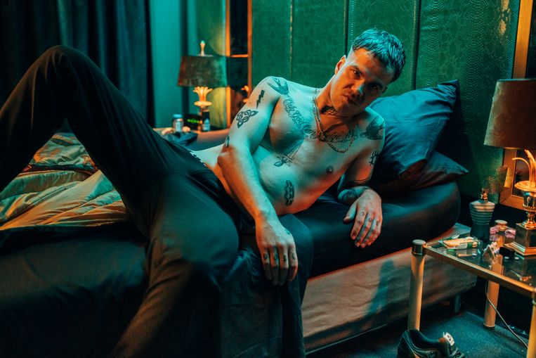 Bart Hollanders schittert in 'Dealer', de debuutfilm van Jeroen Perceval. Beeld Filip Van Roe