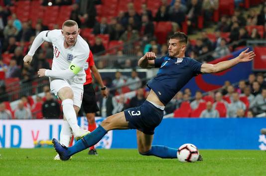 Matt Miazga als international van de VS in actie tegen Engeland. Links Wayne Rooney.