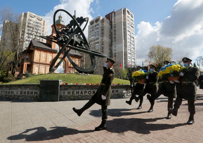 Erewachten legden maandag in de Oekraïense hoofdstad Kiev bloemenkransen neer bij het Tsjernobyl-herdenkingsmonument.