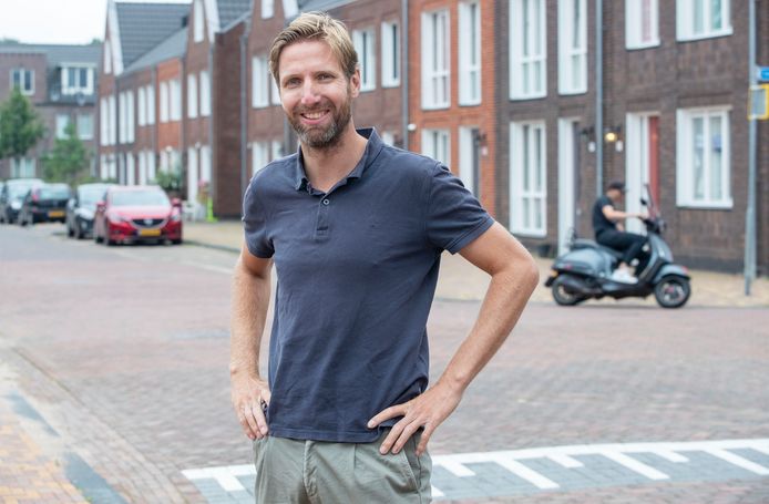 Marco te Brömmelstroet in zijn woonwijk in Ede.