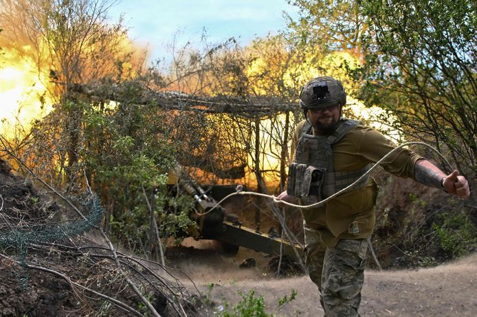 Illustratiebeeld: een Oekraïense soldaat vuurt op Russische troepen in de Oost-Oekraïense stad Avdiivka.