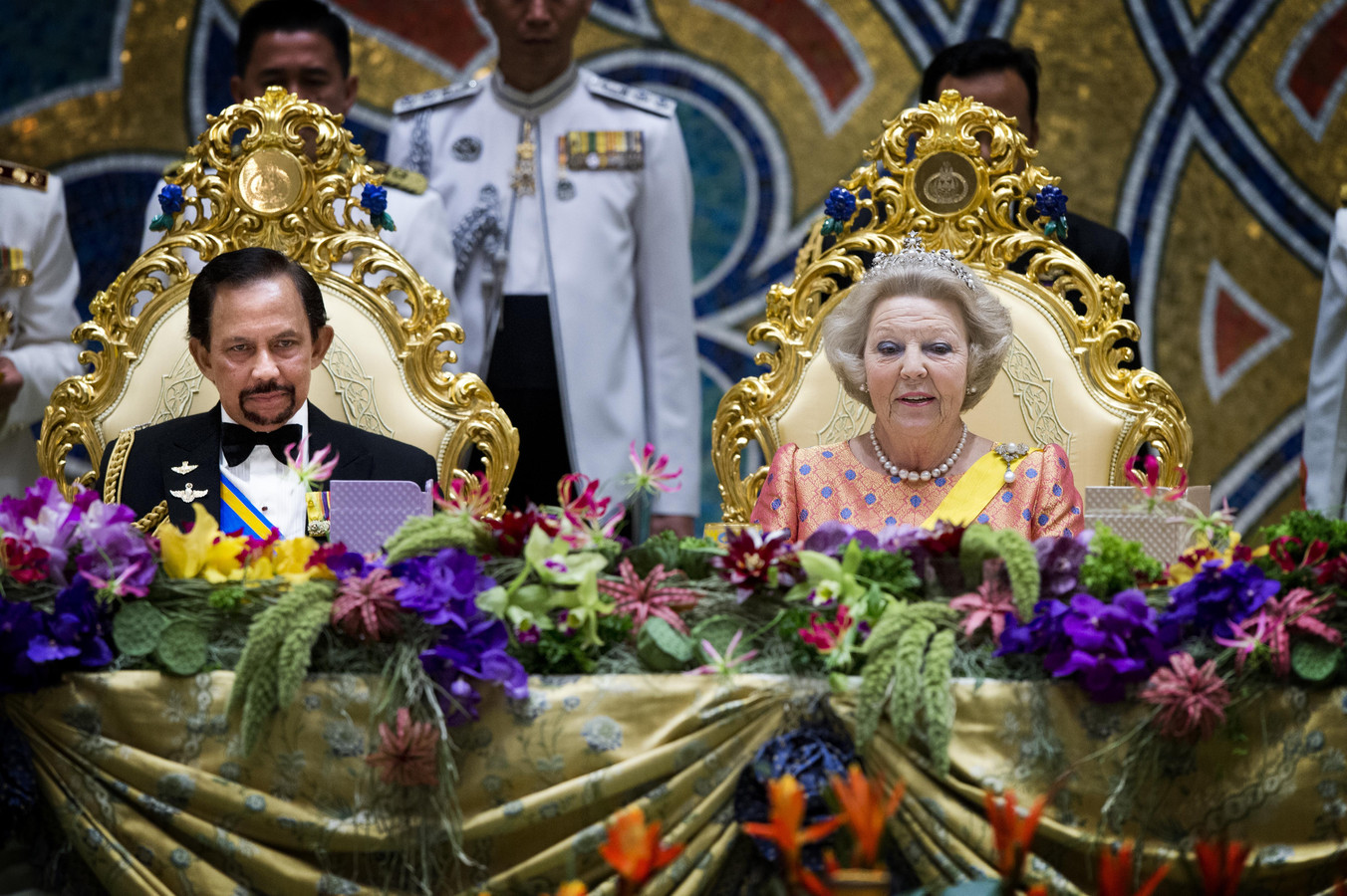 Koningin Beatrix en sultan Hassanal Bolkiah aan het staatsbanket tijdens het tweedaagse staatsbezoek van de Oranjes in januari 2013.