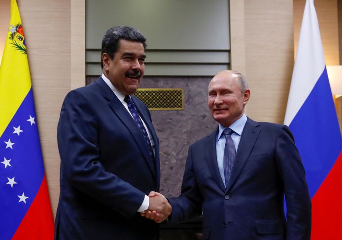 De Venezolaanse president Maduro schudt de hand van de Russische president Poetin tijdens een ontmoeting in december vorig jaar.