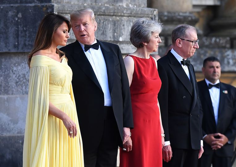Donald Trump en Melania, naast Theresa May en haar echtgenoot Philip tijdens een welkomstceremonie in Bleinheim Palace in Oxfordshire. Beeld EPA