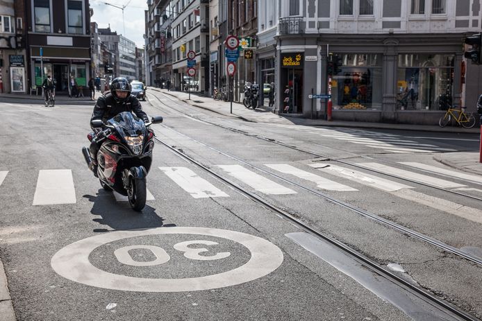 Een motard rijdt de zone 30 binnen in Gent.