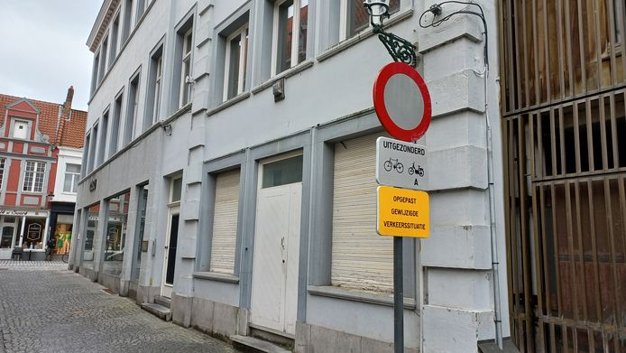 De nieuwe situatie: in dit stuk straat mag je niet meer rijden in beide richtingen. De hoofdzetel van het bedrijf van Filip bevindt zich hier rechts.