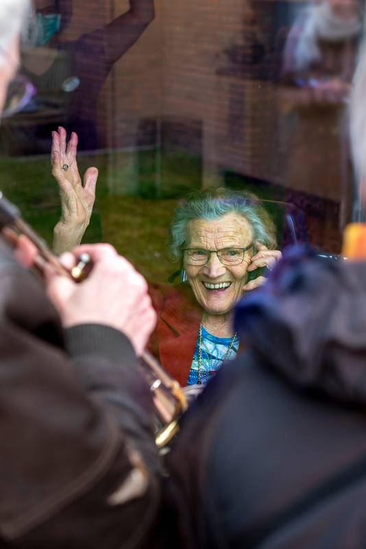 Arnhem, 14 april 2020. Marian Hulshof en haar man komen vanuit Hurdegaryp een aubade geven aan 94-jarige Dora Hulshof.