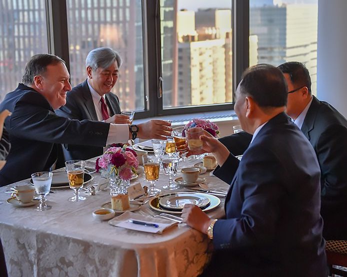 Pompeo deelde foto's, waarop te zien is hoe de heren lachend het glas heffen.