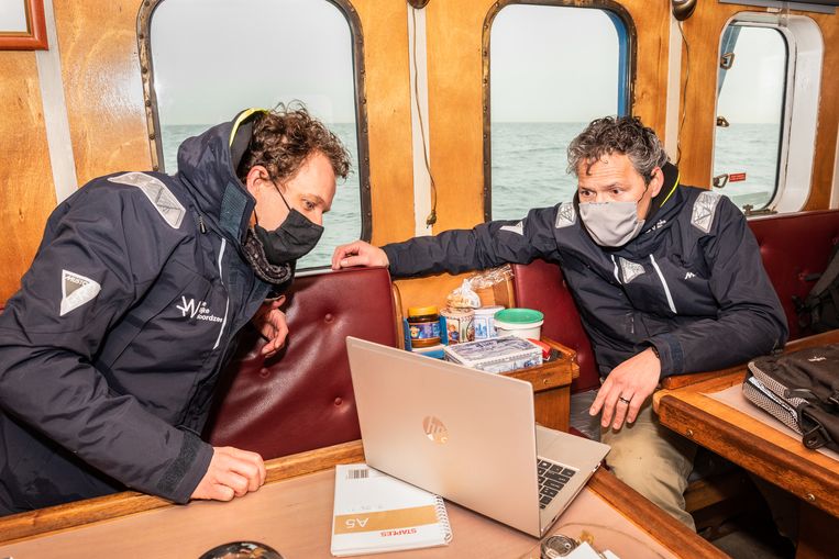 Christiaan van Sluis en Erwin Coolen (De Rijke Noordzee) bekijken de videobeelden van de zeebodem die ze zonet gefilmd hebben. Beeld Simon Lenskens