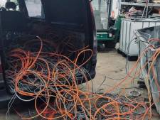 Dieven van elektriciteitskabels klemgezet, verdachte verstopt zich onder carnavalswagen

