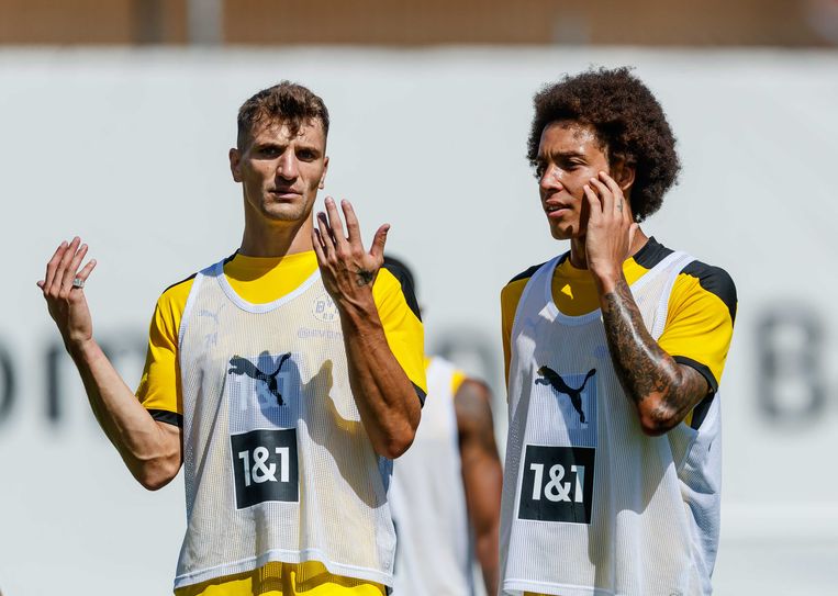 Thomas Meunier (links) en Axel Witsel overleggen op training bij Borussia Dortmund. Beeld Getty Images