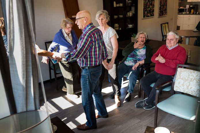De Oldenzaalse Juniorkamer reed met een trailer langs de zorgcentra Gereia (foto), Molenkamp en Zonnestraal. Zangeres Demi uit Denekamp vermaakte de bewoners en medewerkers.