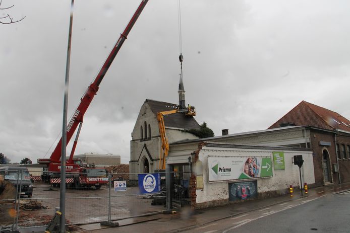 De ontmanteling van het torentje van de kapel bij de Heilige Familieschool.
