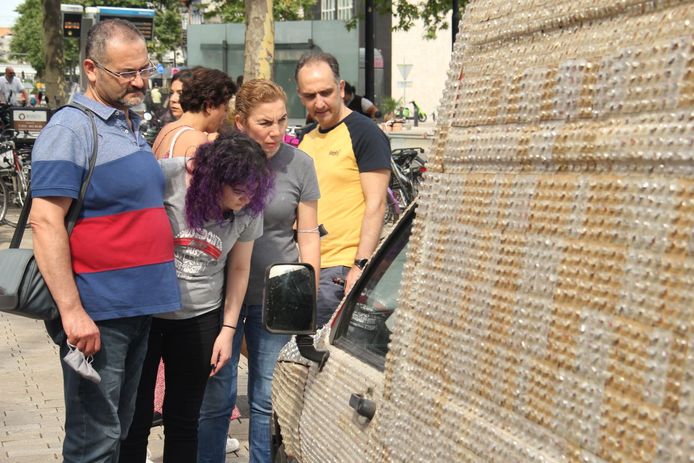 Bezoekers van straatfestival Kaapstad in Tilburg bewonderen Bling Bling, het kunstwerk van Arjan Onderdenwijngaard.