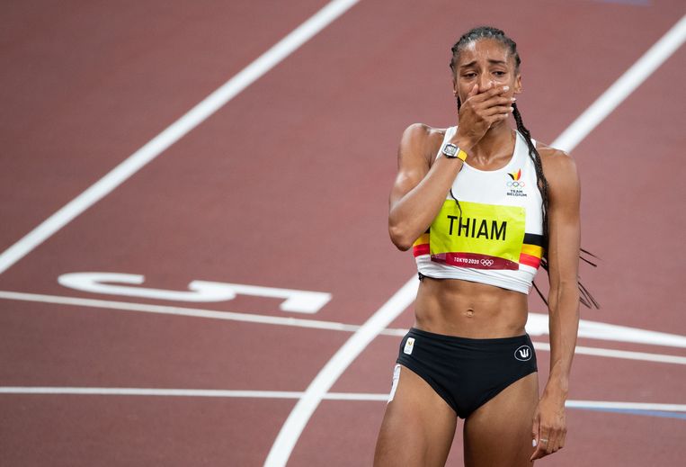 Nafi Thiam barst in tranen uit na haar olympische titel in de zevenkamp. Beeld BELGA