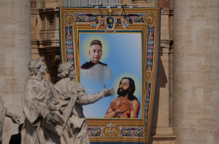 Het wandkleed met de afbeelding van Titus Brandsma (1881-1942, linksboven) en Lazzaro in het Vaticaan.  Beeld AP