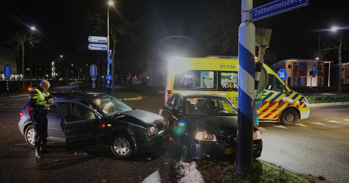 Automobiliste gewond na aanrijding met andere auto in Oss.