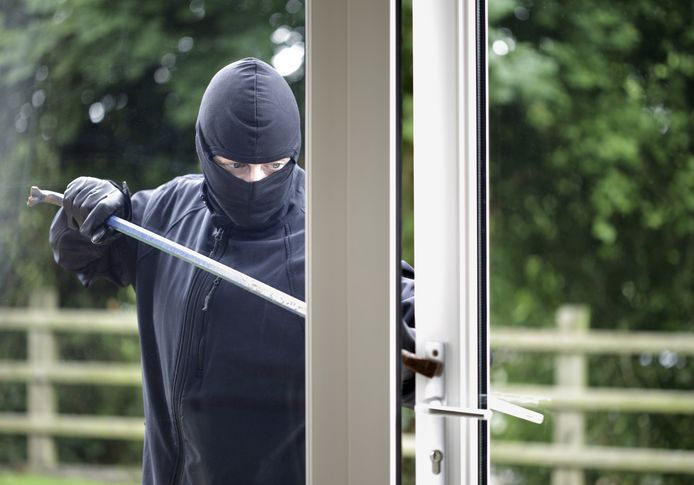 De inbrekers drongen binnen via het raam van de slaapkamer. (illustratiebeeld)
