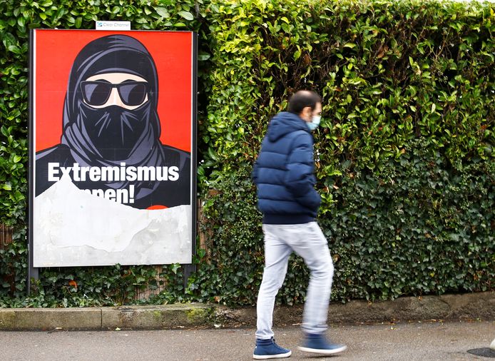Zwitsers stemmen zondag over de invoering van een verbod op gezichtsbedekking. Niet over mondmaskers tegen het coronavirus, wel over het dragen van een boerka.