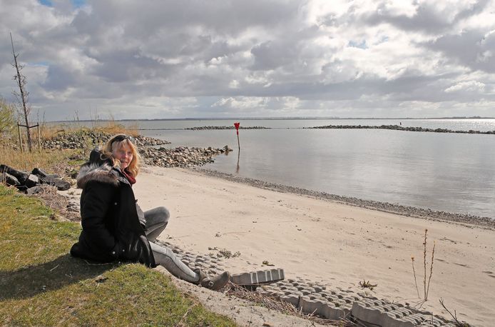 Hennie Wiersma op het strandje achter de Veerhaven in maart van dit jaar.