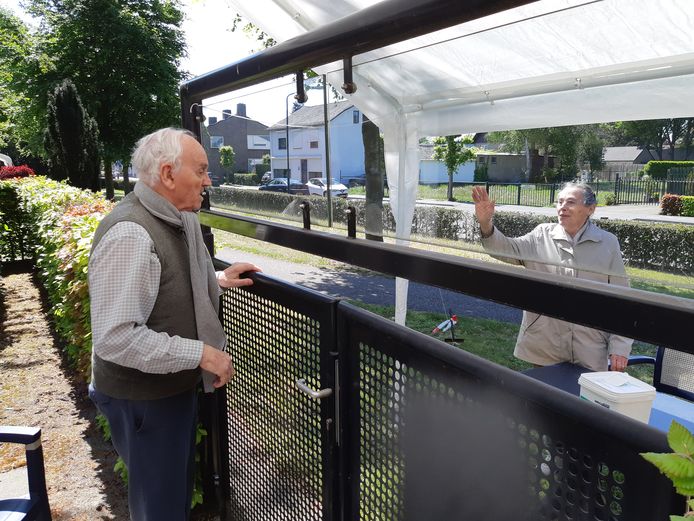 Voorlopig moeten bewoners en hun naasten van de meeste verpleeghuizen van zorgstichting Laverhof, gevestigd in Schijndel, het hier mee doen: contact op enige afstand. In drie van de vier verpleeghuizen is de corona-brandhaard nog niet gedoofd.