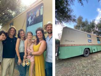 Familie Wandels verbouwde een grote bus om met 9 naar Portugal te reizen: dit zijn hun tips en budget. “Met minder leven voelt juist vrijer”