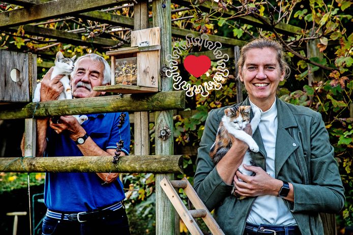 Rebecca Groenhuis en haar vader samen met de jongste poesjes bij de 'speeltuin' die ze voor de eekhoorns hebben gemaakt.