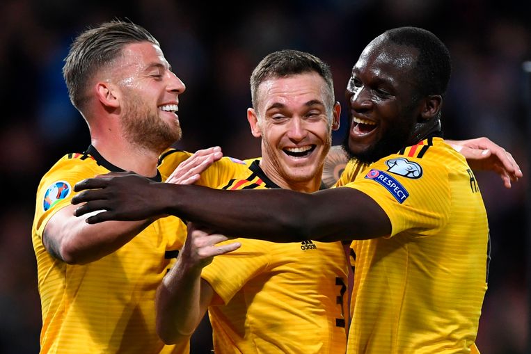 Vermaelen met Alderweireld en Lukaku tegen Schotland, september vorig jaar. ‘Ik vind het straf wat Eden allemaal over zich heen gekregen heeft. Ook al weet ik hoe snel de Spaanse pers je afschrijft en vervolgens weer de lucht insteekt.' Beeld AFP