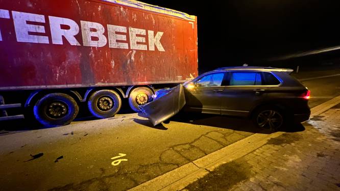 Bestuurder lichtgewond na klap tegen geparkeerde vrachtwagen