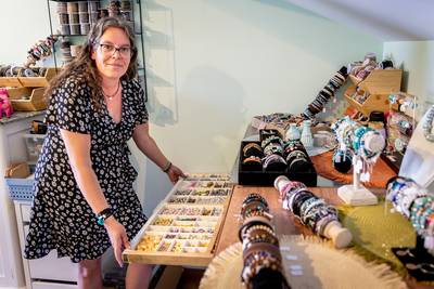 Zóveel kralen kan Anja onmogelijk voor zichzelf houden: Neerkantse opent haar kralenparadijs voor ie