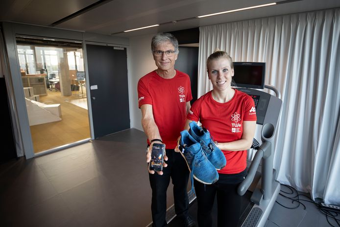 Aarnoud Brombacher en Joyce Schonenberg laten de innovatieve meetapparatuur zien waarmee zestien TU/e studenten en medewerkers de marathon lopen.
