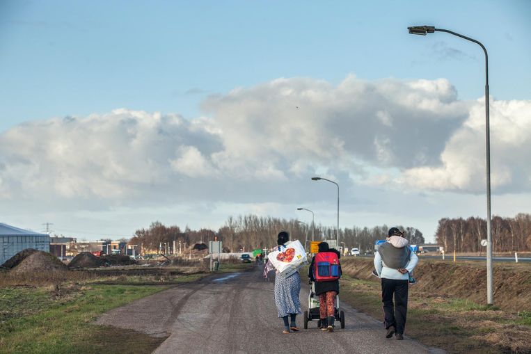 Onderweg naar het AZC Beeld Harry Cock/ de Volkskrant