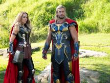Russell Crowe in een minirokje en een pratende bapao: de nieuwe Thor is een zalig campfestijn