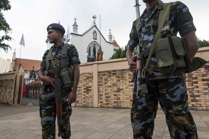 Het Sri Lankaanse leger bewaakt een kerk in hoofdstad Colombo.