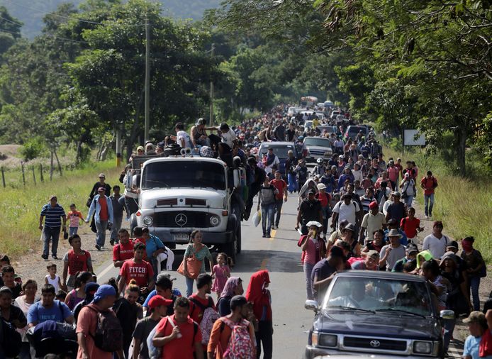 Mensen ontvluchten de armoede, de onzekerheid en het geweld in Honduras en bewegen in een lange stoet richting Mexico en de Verenigde Staten.