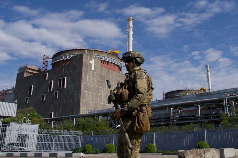 Een Russische bewaker patrouilleert op het terrein van de Zaporizja-kerncentrale in Enerhodar, Oekraïne. Beeld AFP