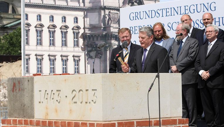 Joachim Gauck legt de eerste steen Beeld getty