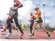 Ultraloopster Arenda Könnecke (45) uit Nijverdal tijdens haar poging het wereldrecordpoging 6-uursloop voor vrouwen 45+ te verbeteren. Ze krijgt daarbij hulp van enkele ‘hazen’.