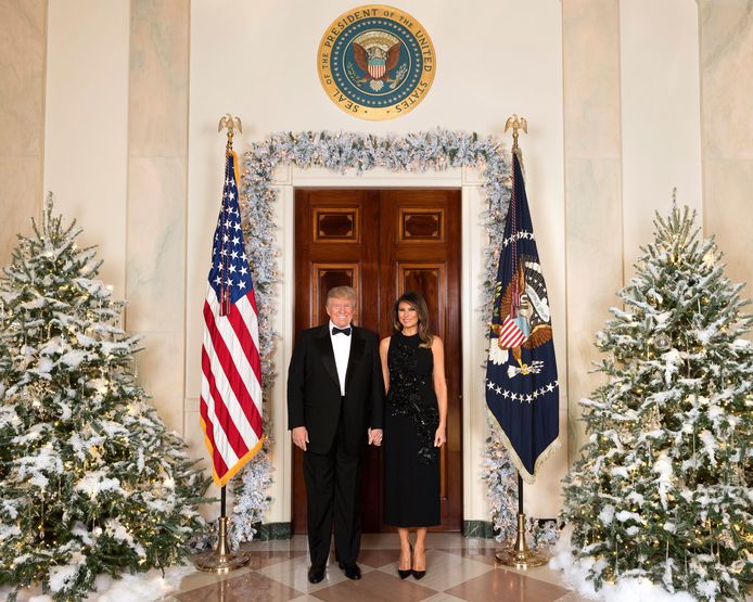 Het officiële kerstportret van Donald en Melania Trump van vorig jaar.