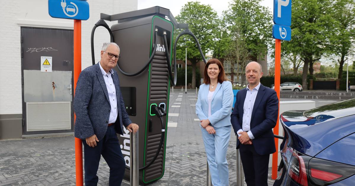 Eerste snellader van Brasschaat geïnstalleerd op Dr. Roosensplein: “Na ...