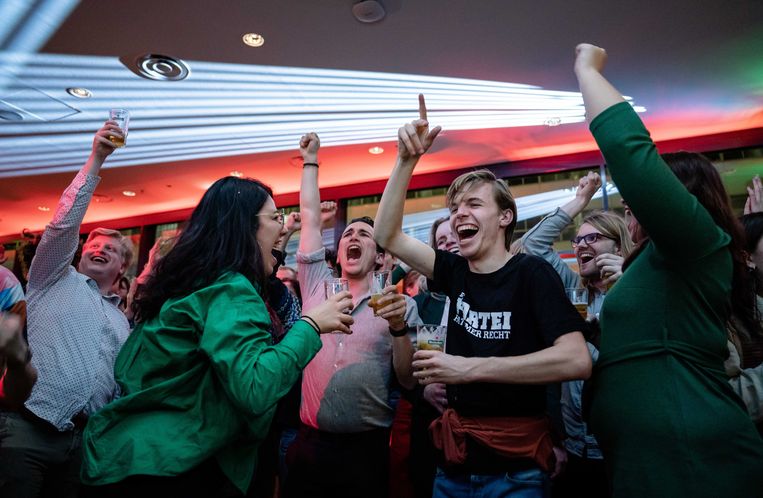 Partijleden van GroenLinks en PvdA volgen de uitslagen van de Provinciale Statenverkiezingen. Beeld Bart Maat/ANP