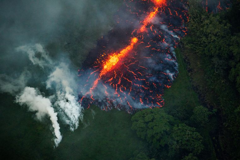 Nieuwe gigantische breuk in aardkorst vulkaan blijft ongenadig lava