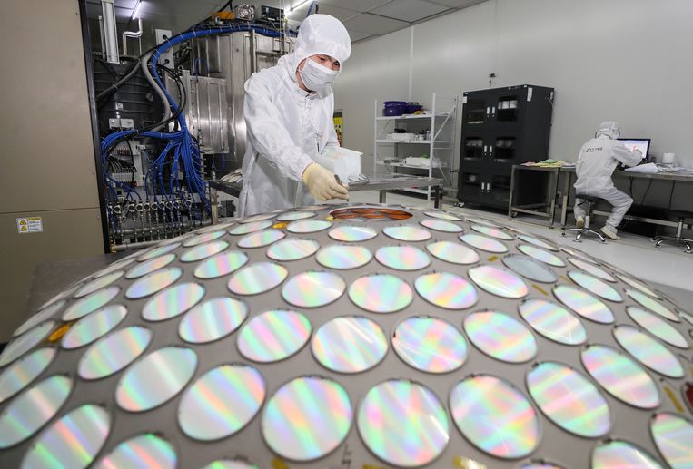 De siliciumindustrie is ingericht op het gebruik van dit soort 'wafers' van halfgeleidend materiaal, hier bij de Jiangsu Azure Corporation Cuoda Group in China. Op vergelijkbare onderdelen, maar dan vervaardigd bij chipgigant Intel, kunnen nu ook essentiële onderdelen van quantumcomputers worden gemaakt.  Beeld VCG via Getty Images