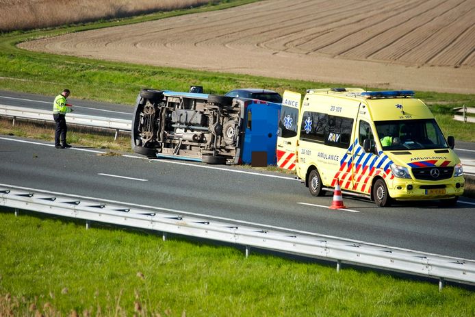 Een bestelbus kwam door nog onbekende oorzaak op de zijkant terecht.