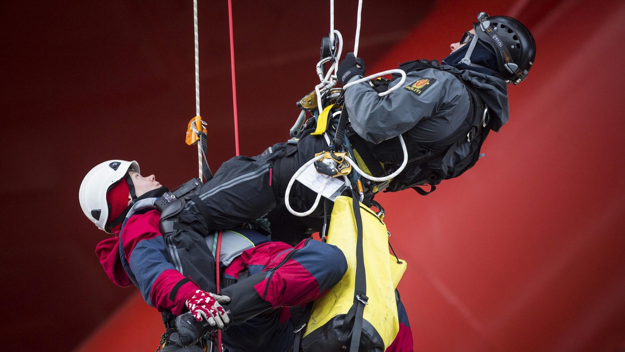 Een Greenpeace-activiste wordt door de politie van het platform Transocean Spitsbergen gehaald. Beeld epa