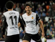 Cillessen draagt met ‘assist’ bij aan nipte overwinning Valencia