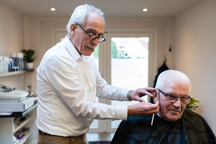 Kapper Albert luistert al 50 jaar naar alle geheimen van Haaksbergen
