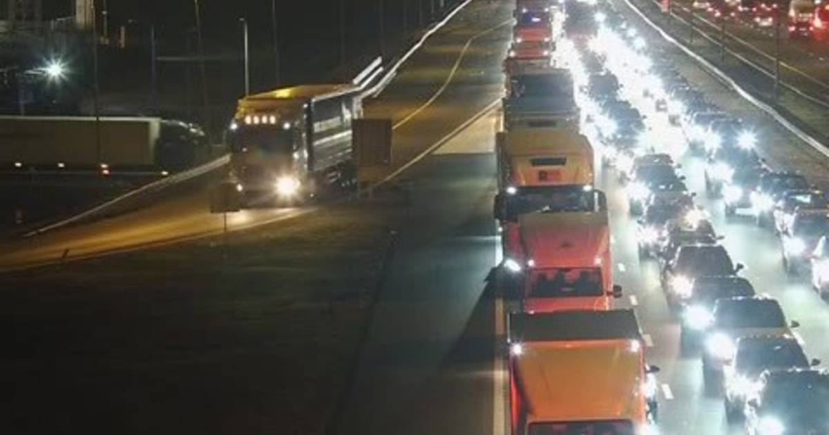 Flinke file op A2 bij Zaltbommel na ongeluk.